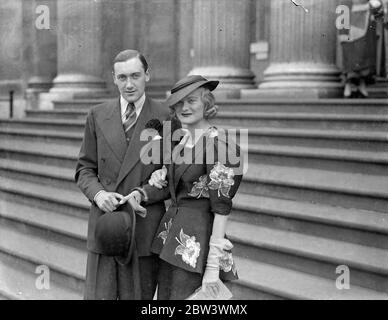 Actrice qui n'ont ' aucune utilisation pour le mariage ' poids au bureau de Londres . Mlle Isla Bevan , actrice de cinéma et de scène connue sous le nom de « Constance Bennett anglaise » en raison de sa forte ressemblance avec Mlle Bennett , a été mariée au bureau de registre de Marleybone , Londres , à M. Charles Harvey de Manchester . Mlle Bevan a récemment déclaré qu'elle n'avait pas d'usage pour le mariage parce qu'il interférerait avec son travail . Maintenant elle a changé d'avis . Elle poursuivra sa carrière . Vente de photos , la mariée et le marié après la cérémonie . 15 août 1936 Banque D'Images