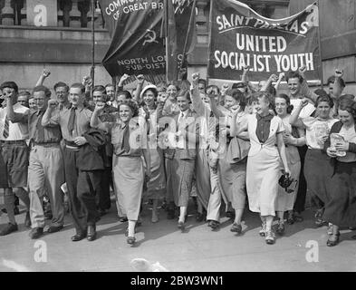 Les filles prennent part à la démonstration contre le test des moyens à Trafalgar Square . Des milliers de personnes de toutes les parties de Londres ont participé à la manifestation à Trafalgar Square contre les règlements de test des moyens . La résolution demande le retrait sans réserve des règlements sur l'aide au chômage et le remplacement par un système approprié d'entretien pour les chômeurs et les personnes à charge . M. George Lansbury , député , était l'un des orateurs . Photos , filles dans la démonstration . 16 août 1936 Banque D'Images