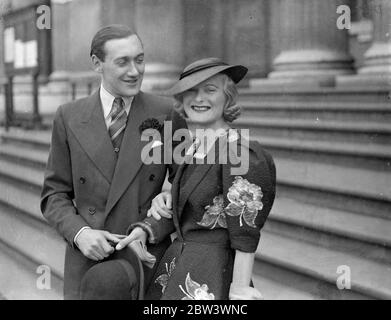 Actrice qui n'ont ' aucune utilisation pour le mariage ' poids au bureau de Londres . Mlle Isla Bevan , actrice de cinéma et de scène connue sous le nom de « Constance Bennett anglaise » en raison de sa forte ressemblance avec Mlle Bennett , a été mariée au bureau de registre de Marleybone , Londres , à M. Charles Harvey de Manchester . Mlle Bevan a récemment déclaré qu'elle n'avait pas d'usage pour le mariage parce qu'il interférerait avec son travail . Maintenant elle a changé d'avis . Elle poursuivra sa carrière . Vente de photos , la mariée et le marié après la cérémonie . 15 août 1936 Banque D'Images