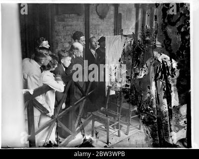 Les barrières protègent les femmes artistes des foules à l'abbaye de Westminster . Ordre de la peinture de bain . Madame Marjory Watherston , l'artiste travaille à l'abbaye de Westminster sur sa photo du G' geat Master ' de l'ordre du Bath , avec des bureaux de l'ordre du tout, Retour à la Maison du Chapitre après la cérémonie d'installation dans la chapelle du Roi Henry VII . De nombreuses études de paramètres personnels ont été faites par les artistes des figures dans la photo . Elle travaille à l'abbaye sans être distraite par la foule les touristes , qui sont tenus à l'écart par des barrières . La cérémonie qui fait l'objet du pict Banque D'Images