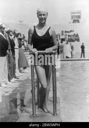 Le plus jeune membre de l équipe olympique de plongée de l Amérique . Treize - année - Marjorie Gestring de Los Angeles , le plus jeune membre de l'équipe de plongée de l'Amérique pour les Jeux Olympiques de 1936 , met en pratique avec d'autres membres à Berlin avant l'ouverture des Jeux de la semaine prochaine . Dans l'épreuve olympique - dehors tenu à New York , Majorie a terminé deuxième , seulement un - dixième d'un point derrière le gagnant . Photos : Margorie Gchaîne souriante venant de la piscine du stade après une plongée pratique . 31 juillet 1936 Banque D'Images