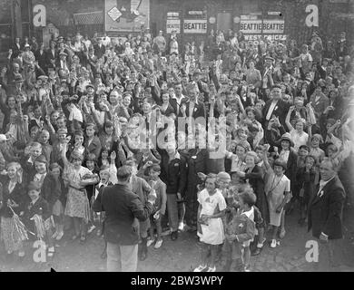 Trois cents enfants de Londres ont pris un séjour de Busmen trois cents enfants ont quitté Hendon en train pour une journée à Southend avec des hommes du garage de transport de Hendon London comme hôtes . Photos : les enfants applaudissent à la station Hendron IMS à leur départ. 17 août 1936 Banque D'Images