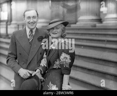 Actrice qui n'ont ' aucune utilisation pour le mariage ' poids au bureau de Londres . Mlle Isla Bevan , actrice de cinéma et de scène connue sous le nom de « Constance Bennett anglaise » en raison de sa forte ressemblance avec Mlle Bennett , a été mariée au bureau de registre de Marleybone , Londres , à M. Charles Harvey de Manchester . Mlle Bevan a récemment déclaré qu'elle n'avait pas d'usage pour le mariage parce qu'il interférerait avec son travail . Maintenant elle a changé d'avis . Elle poursuivra sa carrière . Vente de photos , la mariée et le marié après la cérémonie . 15 août 1936 Banque D'Images