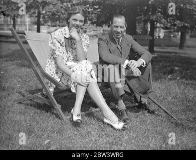 Fille qui s'est échappée de la richesse pour se marier golfeur à Londres . Une héritière qui s'est secrètement échappée de l'existence dénuée de sens d'une riche fille et de l'Australie, sans nom pour l'Angleterre où elle a atteint la renommée comme actrice , est de se marier . Elle est Naomi Waters , 24 ans , qui est apparue dans Noel Coward ''s Words Music' et autres déchets et productions . Elle est engagée auprès de M. Thomas Arundale Bourn ancien champion anglais de golf amateur et un aieur , Miss Waters dans une carrière romantique a écrit un roman et poèmes dirige un établissement de couture et est apparu dans des films et cabaret , nouvelles remariées à Roland Gillette Banque D'Images