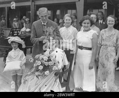 Couronnement de la reine florale au Southern Railway fleurs show . Le couronnement de Miss Violet E Larcomb comme Reine florale a été l'un des événements à l'éigème spectacle annuel de fleurs , fruits et légumes du Southern Railway et des sections est et centrale ( région de Londres ) qui a eu lieu au terrain de sport , Plough Lane , Waddon . Photos , Mlle Violet E Larcomb étant couronnée Reine florale par Alderman A Peters . 19 août 1936 19 août 1936 Banque D'Images