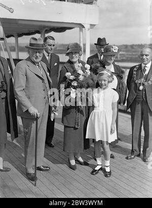 Photos , la mariée et le marié partant après le mariage . Le Lord Mayor de Londres , Sir Percy Vincent , et la Lady Mayoress , accompagnés de leur fête , sont arrivés à Southampton à bord de l' ' impératrice de l'Australie ' après avoir assisté aux célébrations de l'anniversaire de la ville de Vancouver . Photos , la Dame Mayoress recevant un bouquet d'une fille de Southampton à l'arrivée . Le Lord Mayor est sur la gauche . 10 septembre 1936 Légende originale de négatif Banque D'Images