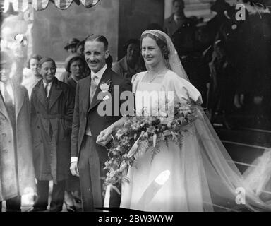 Royal Irish Fusiliers Officer Weds . Le mariage a été avancé en raison du mouvement des troupes palestiniennes . Comme il a été ordonné à la Palestine, le mariage du capitaine John Marjoribanks-Egerton , des Fusiliers irlandais royaux , de Lochton , Berwick et Mlle Penelope Barstow , seule fille de Mme J B Barstow de Camden , a eu lieu à l'Oratoire de Brompton , une semaine avant la date fixe . Photos , la mariée et le marié partant après le mariage . 10 septembre 1936 Légende originale de négatif Banque D'Images