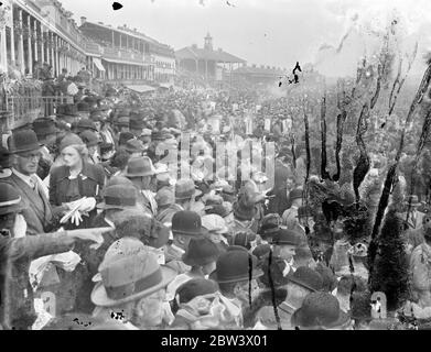 De grandes foules se sont rassemblées à Doncaster pour regarder le dernier classique de la saison des courses à plat les enjeux de St léger qui a été remporté par Boswell de MR William Woodward, de Fearless Fox et de Mahmoud de l'Aga Khan. Photos, la grande foule sur le cours . 9 septembre 1936 Légende originale de négatif Banque D'Images