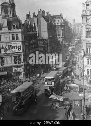 Les réparations de la route à Ludgate Circus provoquent un embouteillage massif sur toute la longueur de Fleet Street jusqu'au Strand et aussi dans les autres directions, Ludgate Hill, New Bridge Street et Farrington Street 7 septembre 1936 Légende originale de négatif Banque D'Images