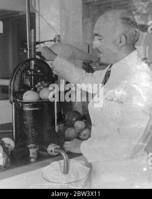 Dr A T Frascati un scientifique américain . Faire du parfum à partir de fruits écrasés . Photos , Dr A T Frascati écrasant le fruit . Légende originale de négatif Banque D'Images