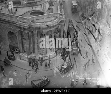 La Banque d'Angleterre présente une bande historique de chaussée à la ville . Architecture de Scane préservée . Un cadeau inhabituel , une bande de trottoir historique au coin Tivoli de la Banque , jusque là enfermé par des rails de fer, doit être présenté à la City Corporation par la Banque d'Angleterre . Le Lord Mayor recevra le cadeau le 15 septembre . Le coin , à la jonction de la rue Princess et Lothbury , est l'une des caractéristiques les plus intéressantes de la Banque d'un point de vue architectural . À l'époque, il a été décidé de reconstruire la Banque les administrateurs du Musée Sir John Scanes ont protesté contre les des Banque D'Images