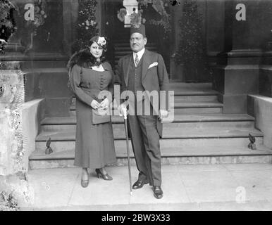 Le nouveau traité anglo-égyptien a été signé dans la salle Locarno du Foreign Office le traité rend permanentes les relations entre la Grande-Bretagne et l'Égypte . Il prévoit l'évacuation du Caire par les troupes britanniques , mais aussi la garde continue des routes essentielles de l'Empire, y compris la région du canal de Suez . La délégation égyptienne de 13 était conduite par Mustapha el Nahas Pasha , Premier ministre . Photos : Nahas Pasha , Premier ministre égyptien , arrivant au Foreign Office avec sa femme pour la signature du traité . 26 août 1936 Légende originale de négatif Banque D'Images