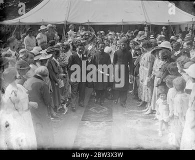 L'empereur Haile Selassie d'Éthiopie et des membres de sa famille et de sa suite ont visité la mosquée Woking ( Surrey ) de Bath . La communauté musulmane a donné un discours de bienvenue , et les potentats indiens étaient présents . Photos : l'empereur Haile Selassie quitte la mosquée après sa visite . 25 août 1936 Légende originale de négatif la mosquée Shah Jahan était la première mosquée construite à cet effet en Europe, en dehors de l'Espagne musulmane Banque D'Images