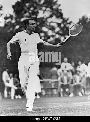 Fred Perry d'Angleterre , photographié en action lors d'une exposition double match au West Chester Country Club , Rye , New York . 15 août . Il a été associé à Wilmer Allison contre Donald Budge et Frank A Parker . 15 août 1936 Légende originale de négatif Banque D'Images