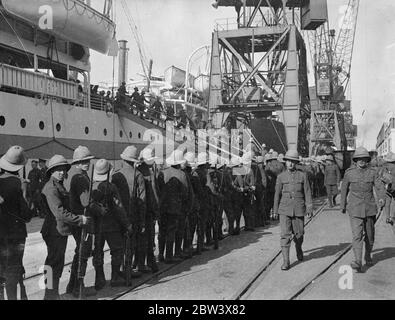 Deux navires partent avec des troupes pour la Palestine . D'autres troupes de détachement, membres du corps royal d'ordonnance et du Régiment du Yorkshire de l'est , ont quitté Southampton à bord du navire Nevass et du navire Laurentique pour la Palestine . Expositions de photos , hommes du East Yorkshire Regiment qui distribuent leur kit sur Nevass comme l'attachement de la cour d'artillerie royale marche au Laurintique . 14 septembre 1936 Banque D'Images