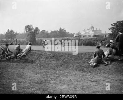 Demi-finales de championnat de golf pour filles à Stoke Poges . Les demi-finales du Championnat de golf de filles ont eu lieu à Stoke Poges . Jessie Bexter ( Bishopbriggs , Glasgow ) s'opposa à Peggy Edwards ( Manchester ) et Jacqueline Gordon ( Stanmore ) rencontrèrent Sheila Stroyan , capitaine écossais . Photos , vue générale de Miss Edwards , mettant sur le 11 vert avec le club House en arrière-plan . 11 septembre 1936 Banque D'Images