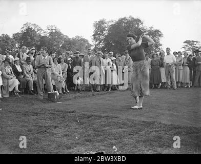 Demi-finales de championnat de golf pour filles à Stoke Poges . Les demi-finales du Championnat de golf de filles ont eu lieu à Stoke Poges . Jessie Bexter ( Bishopbriggs , Glasgow ) s'opposa à Peggy Edwards ( Manchester ) et Jacqueline Gordon ( Stanmore ) rencontrèrent Sheila Stroyan , capitaine écossais . Photos , Mlle Jacqueline Gordon , conduite à partir de 1 tee . 11 septembre 1936 Banque D'Images