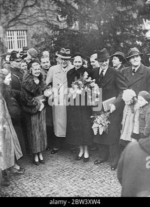 Milian Harvey comme témoin au mariage de Willy Fritsch . Lilian Harvey , l'actrice de Britisj , a été témoin du mariage de Willy Fritsch , son coéquipier de cinéma pendant des années , et de Dinah Grace , la danseuse , au bureau de Zehlendorf à Berlin . Jusqu'à ce que Fritsch annonce son engagement récemment à Dinah Grace , son romantisme avec Lilian Harvey a été rumeur . Photos , Willy Fritsch et sa mariée ( toutes deux tenant des fleurs ) et Lilian Harvey ( à gauche ) après le mariage . A côté de Miss Harvey se trouve Herr Ludwig Klitsch ( spectacles ) , directeur général de la société Ufa film , OMS Banque D'Images