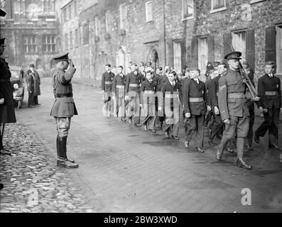 Le vicomte Bridgeman inspecte l'école Westmninster GTC dans Storm . A Londres, le vicomte Bridgeman inspectait l'école de Westminster O T C à Little Dean s Yard , Westminster . Photos , le vicomte Bridgeman prend le salut au passé de mars de l'OTC sous la pluie à Dean ' s Yard , Westminster . 17 mars 1937 Banque D'Images