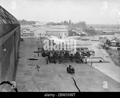 Radeau pour protéger les bateaux volants des dommages lancés à Hythe . Cambria préparé pour un nouveau vol longue distance . Le grand radeau qui protégera les bateaux volants géants des dommages pendant l'embarquement des passagers et du courrier , transporté par un tracteur jusqu'au dérapage pour le lancement à Hythe , près de Southampton . En arrière-plan est le bateau volant ' Cambria ' qui est en cours de préparation pour un autre long vol expérimental semblable à son voyage non stop autour de la Grande-Bretagne récemment . 20 mars 1937 Banque D'Images