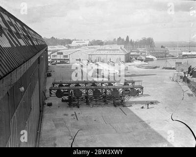 Radeau pour protéger les bateaux volants des dommages lancés à Hythe . Cambria préparé pour un nouveau vol longue distance . Le grand radeau qui protégera les bateaux volants géants des dommages pendant l'embarquement des passagers et du courrier , transporté par un tracteur jusqu'au dérapage pour le lancement à Hythe , près de Southampton . En arrière-plan est le bateau volant ' Cambria ' qui est en cours de préparation pour un autre long vol expérimental semblable à son voyage non stop autour de la Grande-Bretagne récemment . 20 mars 1937 Banque D'Images