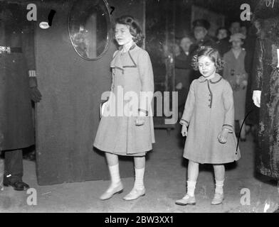 Départ de la princesse après la visite au National Pony Show . La princesse Elizabeth et la princesse Margaret Rose , enfants du roi et de la reine, sont partis après une visite au spectacle de la National Pony Society au Royal Agricultural Hall , Islington . Photos , la princesse Elizabeth quitte la boîte royale avec sa sœur , la princesse Margaret Rose , après avoir regardé le spectacle . 12 mars 1937 Banque D'Images