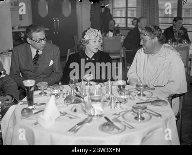 Mary Pickford déjeuner avec Alexander Korda et Charles Laughton aux studios Denham . Mary Pickford a fait une déjeuner avec M. Alexander Korda, chef de London FLM Productions , et Charles Laughton , l' acteur , dans le restaurant studio de Denham , Bucks . M. Laughton , qui apparaît dans ' I , Claudius ' , est venu directement de la première et était en costume . Photos , de gauche à droite , Alexander Korda , Mary Pickford et Charles Laughton lunching à Denham . 11 mars 1937 Banque D'Images