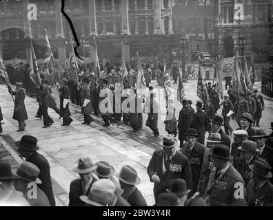 Londres ' Old Contemptibles ' à St Paul ' s pour le défilé annuel de l'église . Deux mille vieux Contentibles de Londres ont défilé à la cathédrale Saint-Paul pour assister à leur défilé annuel de l'église en remerciement pour la préservation des membres existants et en mémoire de ceux qui sont morts pendant la guerre . Le maire a pris le salut à la Maison de la Maison. Photos montre , ' les normes de ' Old Contemptibles ' étant prises dans St Paul ' s. 7 mars 1947 Banque D'Images