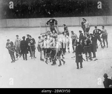 Le match de hockey sur glace de New York se termine dans le combat libre , intervention de la police . Une lutte libre , dans laquelle une équipe de police a été forcée d'intervenir pour rétablir l'ordre , a marqué le match de hockey sur glace entre les Amériques de New York et les Maple Leafs de Toronto aux Madison Square Gardens , New York . Les Américains ont vaincu les Maple Leafs 3 - 1 . Photos spectacles , police de restaurer l'ordre parmi les joueurs sur la glace à Madison Square Gardens . 9 mars 1937 Banque D'Images