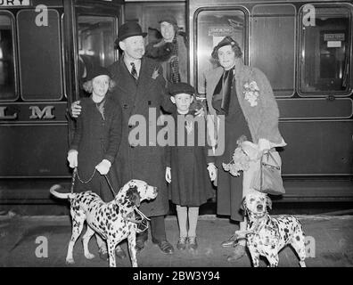 Le maréchal en chef de l'air Sir Robert Brooke Popham , accompagné de Lady Brooks Popham et de leurs enfants , a quitté la gare de St Pancras sur le train de bateau « Madura » pour prendre sa nomination comme gouverneur du Kenya . Ils ont été vus par M. Ormsby Gore , secrétaire colonial . Expositions de photos , le maréchal en chef de l'air Sir Robert Brooke Popham et Lady Brooke Popham et leurs enfants , Diana et Philip , avec leur chien de compagnie au départ de St Pancras . 6 mars 1937 Banque D'Images