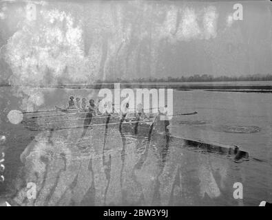 L'équipe féminine d'Oxford a un dernier entraînement pour l'autre course de bateau. L'équipage féminin d'Oxford pour l'autre course de bateau contre Cambridge a eu une dernière pratique à Port Meadow, Oxford, avant la course demain (samedi). Photos : l'équipe féminine d'Oxford en finale sur l'Isis. 5 mars 1937 Banque D'Images