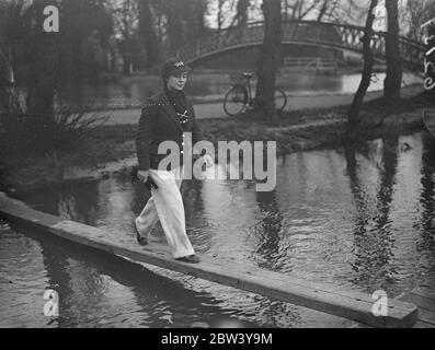 L'équipe féminine d'Oxford a un dernier entraînement pour l'autre course de bateau. L'équipage féminin d'Oxford pour l'autre course de bateau contre Cambridge a eu une dernière pratique à Port Meadow, Oxford, avant la course demain (samedi). Photos: L'Oxford cox, Mlle I. Pomphrett, à la pratique finale. 5 mars 1937 Banque D'Images