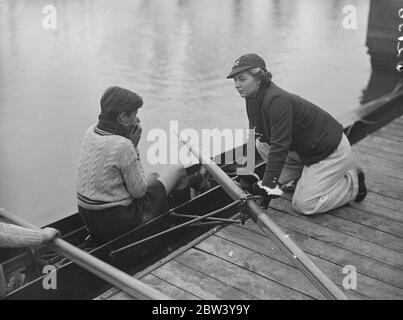 L'équipe féminine d'Oxford a un dernier entraînement pour l'autre course de bateau. L'équipage féminin d'Oxford pour l'autre course de bateau contre Cambridge a eu une dernière pratique à Port Meadow, Oxford, avant la course demain (samedi). Photos: L'Oxford cox, Mlle I. Pomphrett, parlant à un membre de l'équipage à la pratique finale. 5 mars 1937 Banque D'Images