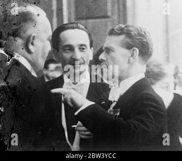 Ministre britannique avec le baron von Neurath au dîner de Vienne. Sir Walford Selby, ministre britannique à Vienne, était invité à la soirée du Belvédère en l'honneur du Baron von Neurath, ministre allemand des Affaires étrangères, par le chancelier autrichien Kurt von Schuschnigg. Photos : Sir Walford Selby (à droite) discutant avec le baron von Neurath (à gauche) et le Dr Guido Schmidt, ministre autrichien des Affaires étrangères (au centre) lors du dîner. 24 février 1937 Banque D'Images