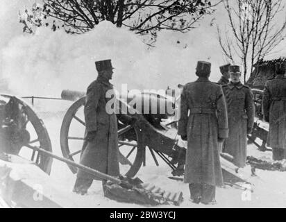 Salut des armes pour le premier prince né en Norvège depuis 600 ans. Le salut des armes à feu a été tiré à Oslo après la naissance d'un fils à la princesse Martha, épouse du prince héritier de Norvège. L'événement a été d'une grande importance politique pour la Norvège, la succession étant désormais sûre. Il y a 600 ans que le Prince royal norvégien est né en territoire norvégien. Le seul fils du roi Haakon, le prince Olav, n'avait jusqu'ici que deux filles et les femmes ne réussiront pas au trône norvégien. Le bébé présomptif héritier a été nommé Harald. Photos : le salut des armes à feu à Oslo le 24 février 1937 Banque D'Images