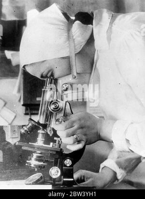 La femme cherche du sérum pour combattre la « pneumonie à poussière » dans les États . Une femme sceintiste , Mlle Anita Clark , participe à la lutte contre le fléau de la poussière des Etats-Unis , qui apporte dans son train la maladie particulière ' pneumonie de la poussière ' . De nombreuses personnes dans le district de Dust Bowl de la région du Sud-Ouest du Kansas sont mortes de cette plainte à la suite des récentes tempêtes de poussière qui ont balayé les États après les inondations désastreuses . Photos , Mlle Anita Clark , portant un respirateur , étudie au microscope des échantillons de poussière , dans un hôpital improvisé de Hugoton , Kansas . Treize personnes Banque D'Images