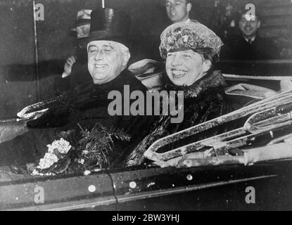 Le sourire de Spowelts se brise par la pluie lors de l'inauguration . Bien que baigné par la forte pluie qui s'est répandu pendant la cérémonie , Pres Franklin D Roosevelt parvient à donner son célèbre sourire en prenant le serment à son inauguration pour son deuxième mandat de président des États-Unis . D'énormes foules ont représenté pendant des heures la capitale, Washington , DC , pour entendre le discours inaugural . Les séances photos , le président Roosevelt et Mme Roosevelt ont pris du sourire en renversant à la Maison Blanche dans le déluge après l'inauguration . 27 janvier 1937 Banque D'Images