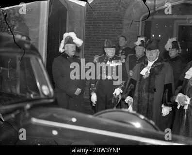 Sir Herbert Samuel et M. Winston Churchill au Palais de St James - le nouveau roi prêche serment. Spectacles de photos: Sir Herbert Samuel (à gauche) et M. Winston Churchill discutant alors qu'ils quittèrent le Palais de St James après que le roi George VI ait prêté serment devant le Conseil d'adhésion le 12 décembre 1936 Banque D'Images