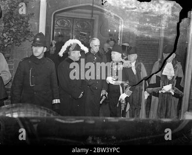 Sir Herbert Samuel et M. Winston Churchill au Palais de St James - le nouveau roi prêtait serment. Séances photos: (De gauche à droite) Sir Herbert Samuel, le major Fitzroy, président de la Chambre des communes, et M. Winston Churchill discutant alors qu'ils quittèrent le Palais de St James après que le roi George VI ait prêté serment devant le Conseil d'accession le 12 décembre 1936 Banque D'Images