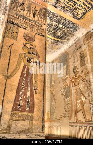Reliefs sur le pilier carré, tombe de Ramses V & VI, KV9, Vallée des Rois, site classé au patrimoine mondial de l'UNESCO, Louxor, Égypte Banque D'Images