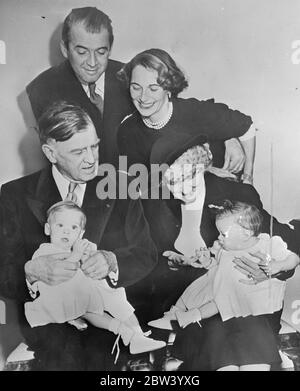 Photos: Jimmy Stewart sa femme, deux enfants, mère et père. [James Stewart] octobre 1936 ? Banque D'Images