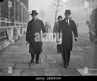 Ramsay MacDonald, Lord président du Conseil, quitte la Chambre. Lecture du projet de loi sur l'abdication. M. Ramsay MacDonald, qui préside la réunion du Conseil privé pour examiner l'adhésion, a quitté les bureaux du Conseil privé de Downing Street pour la Chambre des communes, où le projet de loi donnant effet à l'abdication du roi Edward est mis en vigueur. C'est la seule fois que le conseil se réunit en entier. Photos: M. Ramsay MacDonald (à gauche) quitte les bureaux du Conseil privé à Downing Street. 11 décembre 1936 Banque D'Images