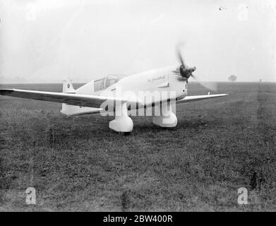 Des aviateurs britanniques préparent à l'aéroport de Gravesend, dans le Kent, la course aérienne africaine de Schlesinger à Johannesburg dans le cadre de l'exposition de l'Empire britannique. Chaque pilote est autorisé à couvrir le parcours de 6200 miles de Portsmouth pendant cinq jours. Les prix de la course s'élèvent à 14,000 £ et ont été remis par M. I. R. Schlesinger, philanthrope sud-africain. 14 des machines rapides britanniques ont été introduites et quitteront Portsmouth le 29 septembre pour l'Afrique du Sud. Photos: L'avion du Major Miller le Percival Mew Gull Die Goudstad / Golden City. 18 septembre 1936 Banque D'Images