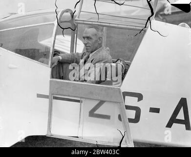 Major se prépare à la course aérienne de Johannesburg. Avec moins de deux semaines avant le début de la course, les principaux aviateurs britanniques se préparent à l'aéroport de Gravesend, dans le Kent pour la course aérienne africaine de Schlesinger à Johannesburg dans le cadre de l'exposition de l'Empire britannique. Chaque pilote est autorisé à couvrir le parcours de 6200 miles de Portsmouth pendant cinq jours. Les prix de la course s'élèvent à 14,000 £ et ont été remis par M. I. R. Schlesinger, philanthrope sud-africain. 14 des machines rapides britanniques ont été introduites et quitteront Portsmouth le 29 septembre pour l'Afrique du Sud. Photos: Major A. M. Miller Banque D'Images