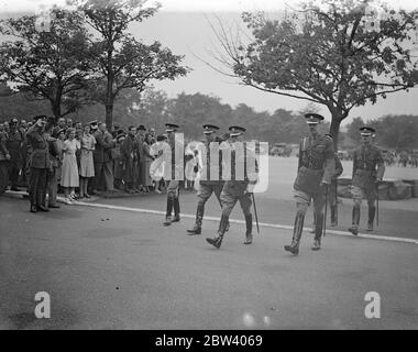 Le duc d'York [Prince Albert, bientôt le roi George VI] inspecte les gardes écossais avant le départ du régiment pour la Palestine. Le duc d'York, en tant que colonel, inspecta les gardes du 2e Bataillon des Scots et dit au revoir aux officiers et aux hommes d'Aldershot avant que le régiment ne quitte pour servir en Palestine. Expositions de photos : le duc d'York inspecte les gardes écossais à Aldershot. 18 septembre 1936 Banque D'Images