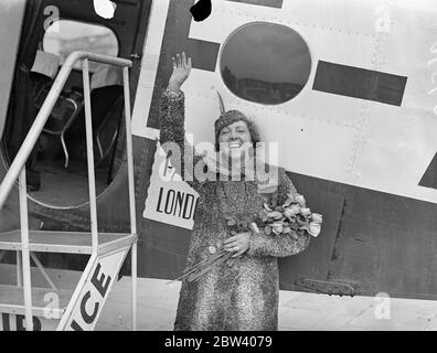 L'actrice de comédie musicale la plus célèbre de Paris arrive par avion pour faire des films en Angleterre . Mlle Marcelle Denya , chanteuse de comédie musicale parisienne, connue sous le nom d' Evelyn Laye de Paris , est arrivée à l'aérodrome de Croydon pour faire des films en Angleterre . Mlle Denya , dont les fourrures et les bijoux sont célèbres dans toute la France , fait également leur femme et prend bientôt son certificat de pilote . Photos de spectacles , Mlle Larcelle Denya signe un salut à votre arrivée à Croydon . 21 septembre 1936 Banque D'Images