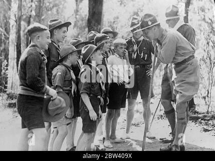 Le gouvernement de Victoria visite des scouts dans le camp . Portant l'uniforme scout , Lord Huntingfield , le gouvernement de Victoria , en Australie , a effectué une visite informelle au camp scout de Gilwell Park , Gembrook , Victoria . Expositions de photos , Lord Huntingfield , en uniforme scout mais portant des culottes au lieu de shorts , parlant avec des garçons au camp . 13 avril 1937 Banque D'Images