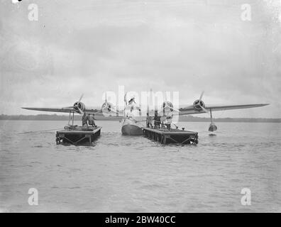 Les bateaux-mouches utilisent un nouveau radeau d'embarquement pour la première fois. Cygnus débarque 19 passagers. Deux bateaux volants ont utilisé le nouveau radeau d'embarquement - conçu pour éviter d'endommager leurs coques métalliques - pour la première fois à Southampton. Cygnus débarque 19 passagers et l'envoi de courrier et d'or. La chasse reliée à l'extérieur a également utilisé le radeau. La photo montre Cygnus entrant dans le radeau pour débarquer 19 passagers et décharger le courrier et la construction. 10 avril 1937 Banque D'Images