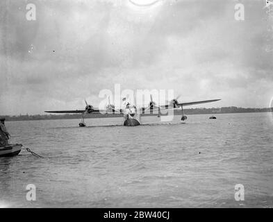 Les bateaux-mouches utilisent un nouveau radeau d'embarquement pour la première fois. Cygnus débarque 19 passagers. Deux bateaux volants ont utilisé le nouveau radeau d'embarquement - conçu pour éviter d'endommager leurs coques métalliques - pour la première fois à Southampton. Cygnus débarque 19 passagers et l'envoi de courrier et d'or. La chasse reliée à l'extérieur a également utilisé le radeau. La photo montre Cygnus entrant dans le radeau pour débarquer 19 passagers et décharger le courrier et la construction. 10 avril 1937 Banque D'Images