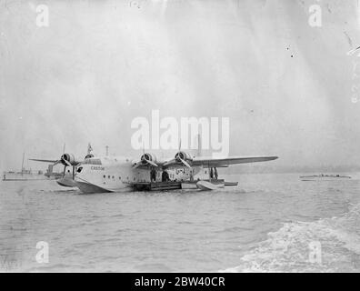 Les bateaux-mouches utilisent un nouveau radeau d'embarquement pour la première fois. Cygnus débarque 19 passagers. Deux bateaux volants ont utilisé le nouveau radeau d'embarquement - conçu pour éviter d'endommager leurs coques métalliques - pour la première fois à Southampton. Cygnus débarque 19 passagers et l'envoi de courrier et d'or. La chasse reliée à l'extérieur a également utilisé le radeau. Expositions de photos Castor, amarré au radeau. 10 avril 1937 Banque D'Images